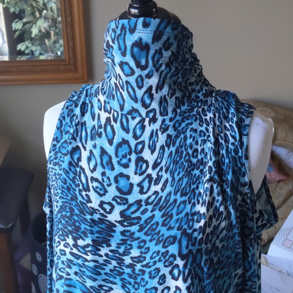 T neck/cut out shoulders - Picture 2 of 7